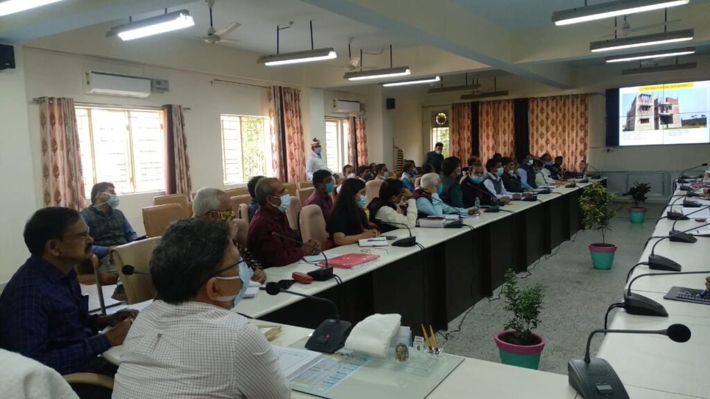 जिलाधिकारी की अध्यक्षता में मासिक समीक्षा बैठक सम्पन्न