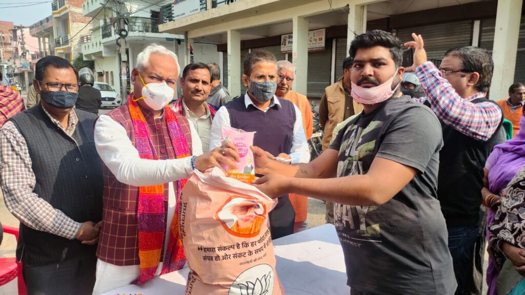 निरीक्षण कर भाजपा विधायक डा. नीरज बोरा ने खुद बांटा ‘दोगुना मुफ्त राशन’