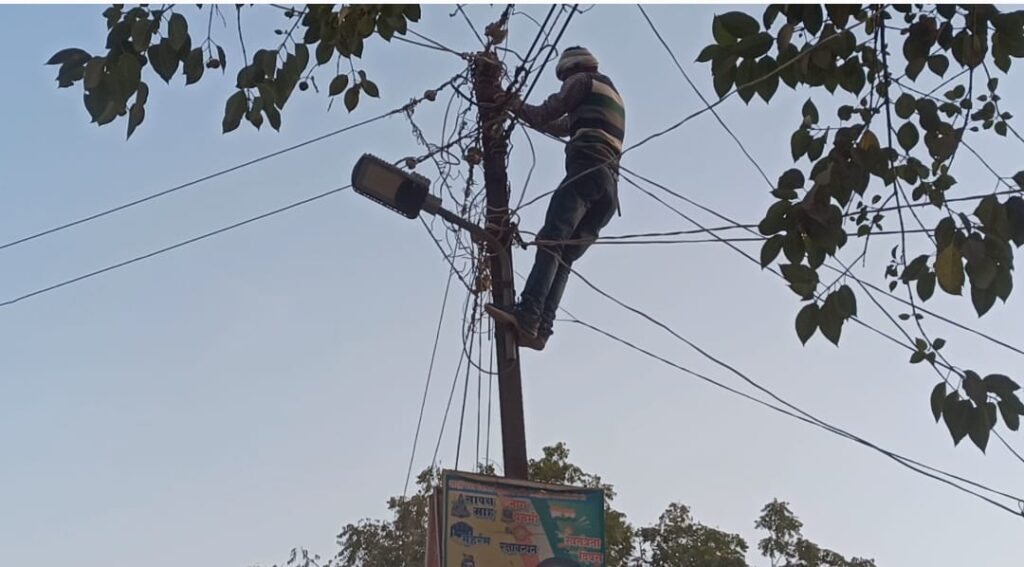 जेई के नेतृत्व में चला बिजली सघन चेकिंग अभियान,उपभोक्ताओं में मचा हड़कंप