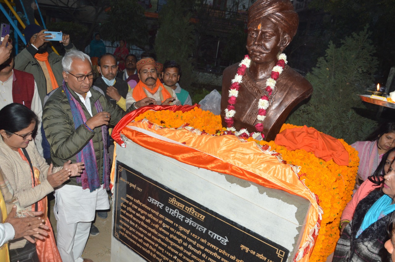 भाजपा विधायक ने मंगल पांडे की प्रतिमा का किया अनावरण