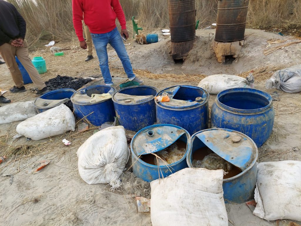 अवैध शराब की भट्ठियों पर पुलिस ने की छापेमारी