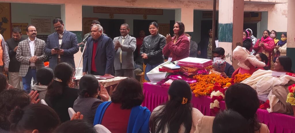 सरोजनी नगर ब्लॉक के खंड शिक्षा अधिकारी शिवनंदन को सेवानिवृत्ति पर सैकड़ों शिक्षकों ने नम आंखों से सम्मान पूर्ण विदाई