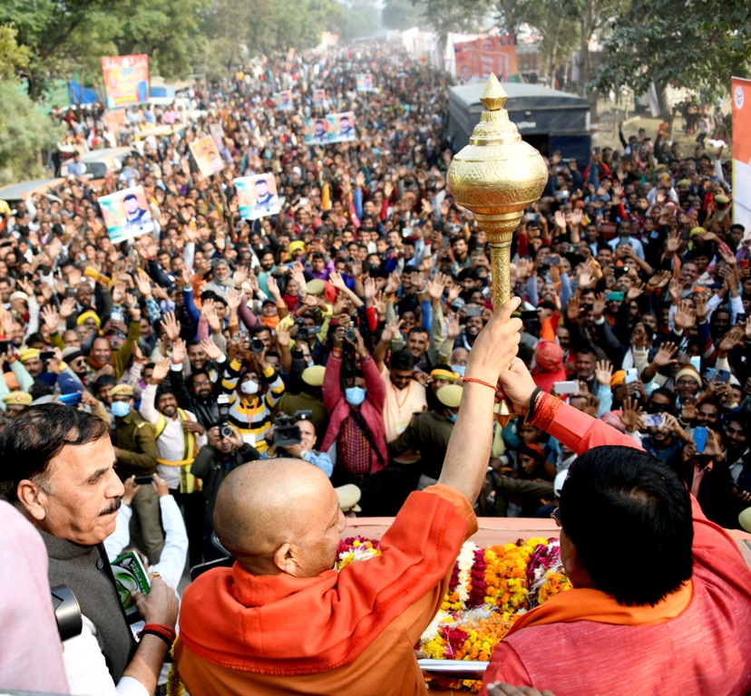 मुख्यमंत्री ने जनपद प्रतापगढ़ में 554 करोड़ की 378 विकास परियोजनाओं का लोकार्पण एवं शिलान्यास किया