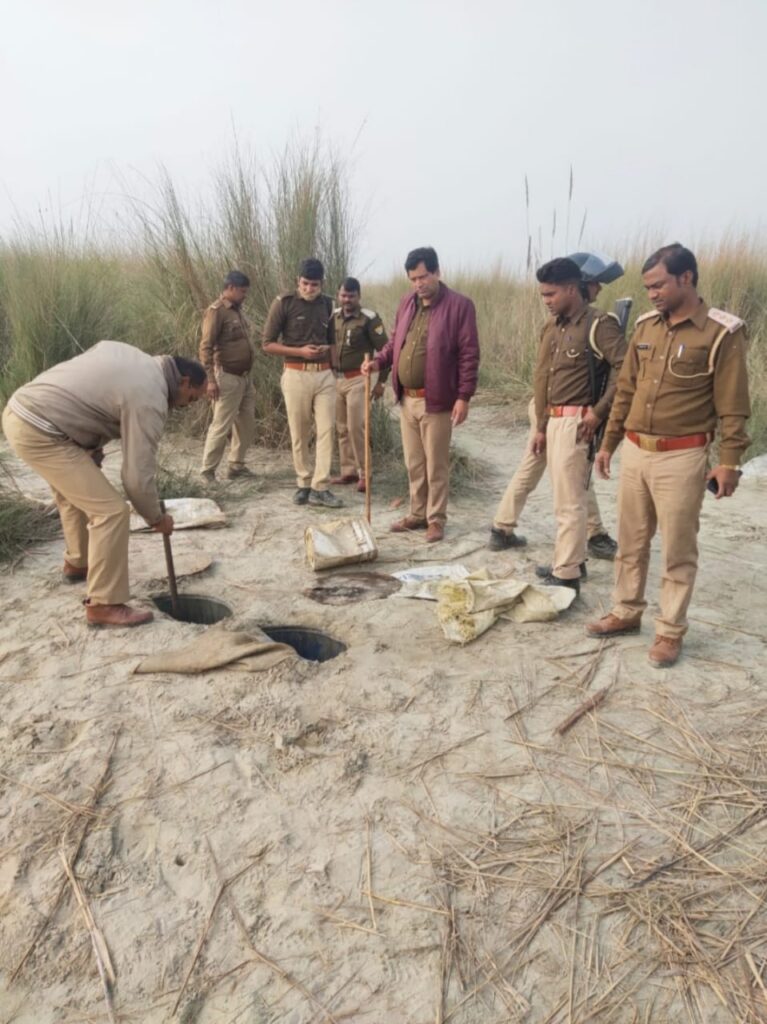 ड्रोन कैमरे से कच्ची शराब के कारोबरियों के खिलाफ पुलिस नें की छापेमारी, मौके से 3200 लीटर लहन व 50 लीटर शराब बरामद