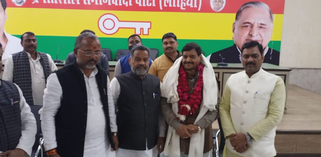 भारतीय उद्योग किसान व्यापार मंडल (पंजी.) का प्रतिनिधिमंडल माननीय शिवपाल सिंह यादव जी से भेंट कर नव वर्ष की बधाई दी एवं व्यापारी समस्याओं पर ज्ञापन दिया