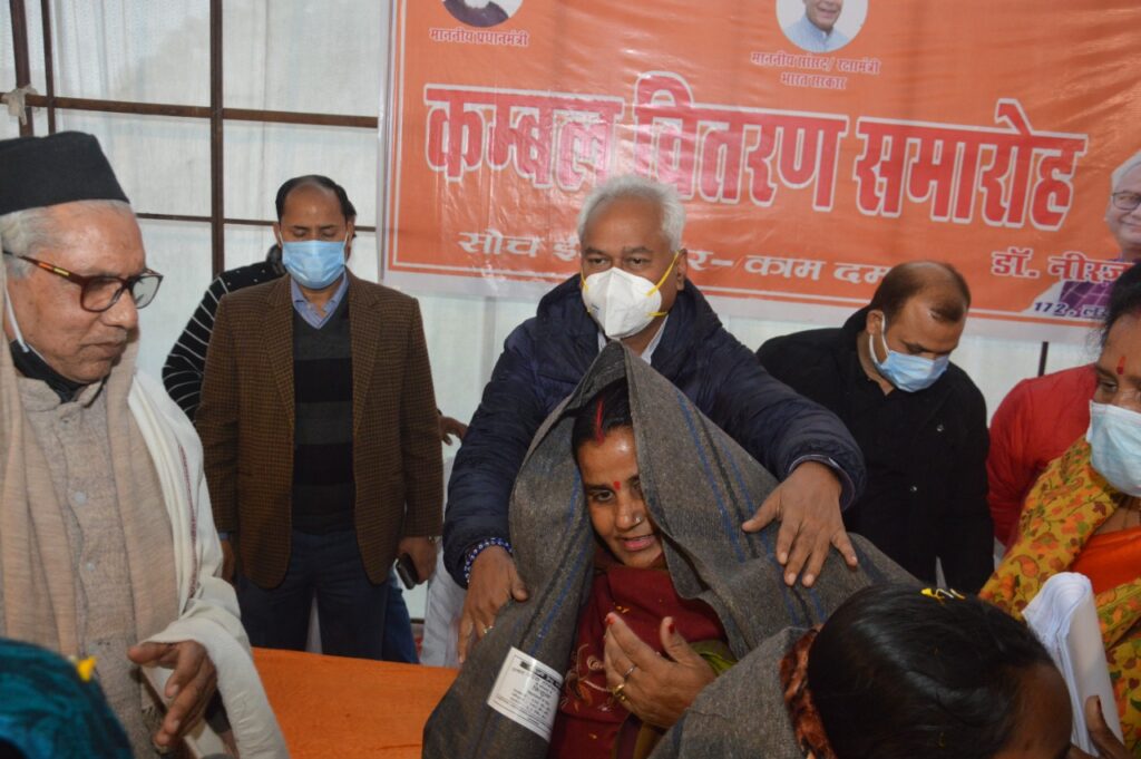 ठंड से बचाव जरुरी : डा.बोरा त्रिवेणी नगर में विधायक ने बांटे कंबल