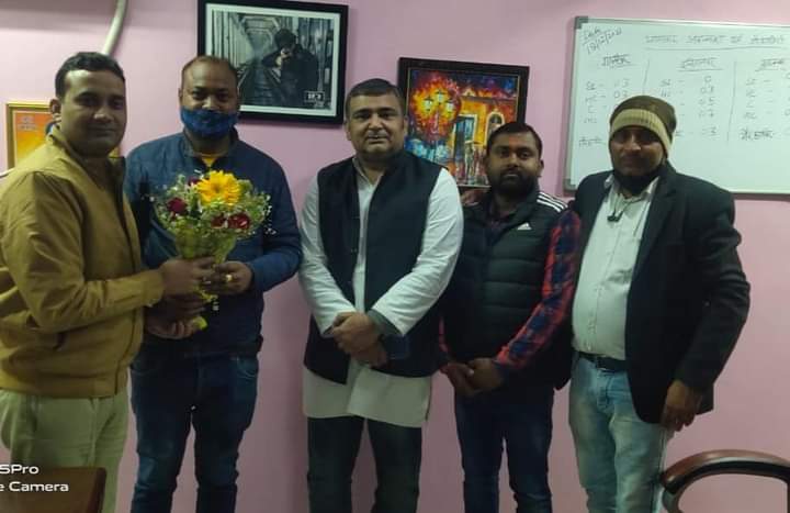 मांगो को लेकर आदर्श व्यापारी एसोसिएसन मंडल के पदाधिकारियों ने दिया ज्ञापन