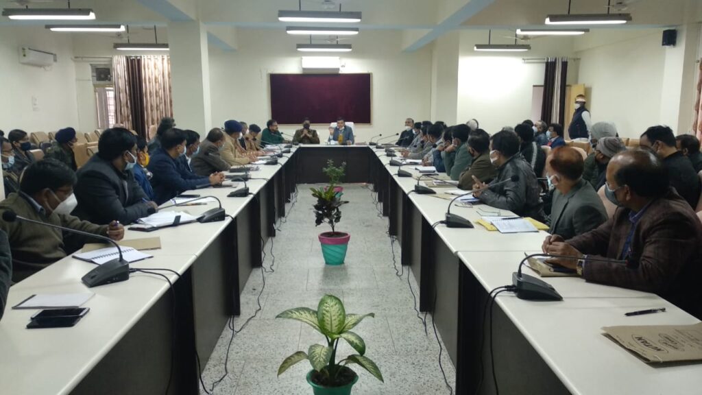 आगामी विधानसभा सामान्य निर्वाचन की तैयारियों को लेकर जिलाधिकारी अरुण कुमार की अध्यक्षता में आचार संहिता लागू होने के उपरांत जनपद स्तरीय अधिकारियों के साथ की बैठक