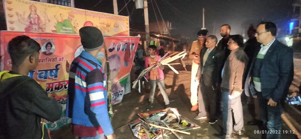 आचार संहिता लगते ही होर्डिंग,बैनरों पर चला प्रशासन का डंडा