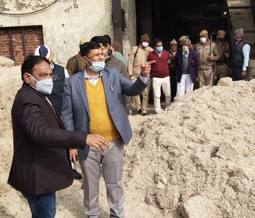 जिलाधिकारी अरुण कुमार नें घोसी चीनी मील का किया औचक निरीक्षण , दिये कई आवश्यक दिशा निर्देश.