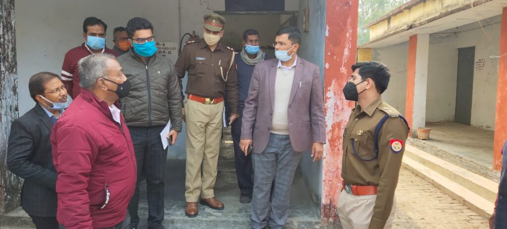 जिलाधिकारी द्वारा मुख्यालय स्थित विभिन्न बूथों एवं मतगणना स्थल नवीन सब्जी मंडी का किया गया निरीक्षण