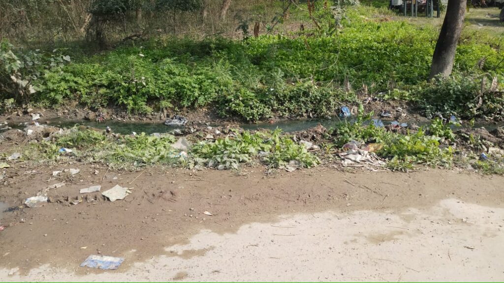 बुनियादी सुविधाओं से वंचित वार्ड नम्बर दस