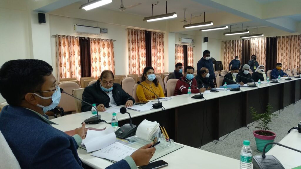 जिलाधिकारी की अध्यक्षता में रोगी कल्याण समिति के शासी निकाय की बैठक डॉक्टरों के साथ कलेक्ट्रेट सभाकक्ष में संपन्न हुई