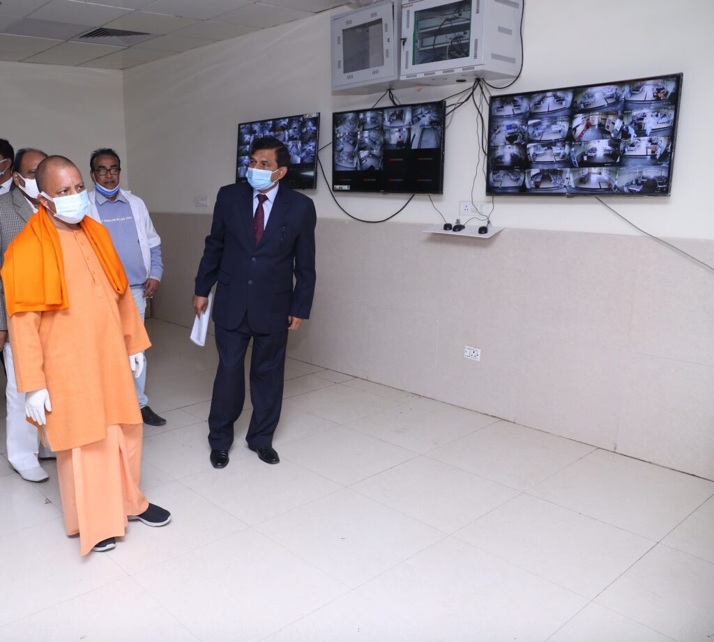 मुख्यमंत्री ने गोरखपुर में बी आर डी मेडिकल कॉलेज का की निरीक्षण