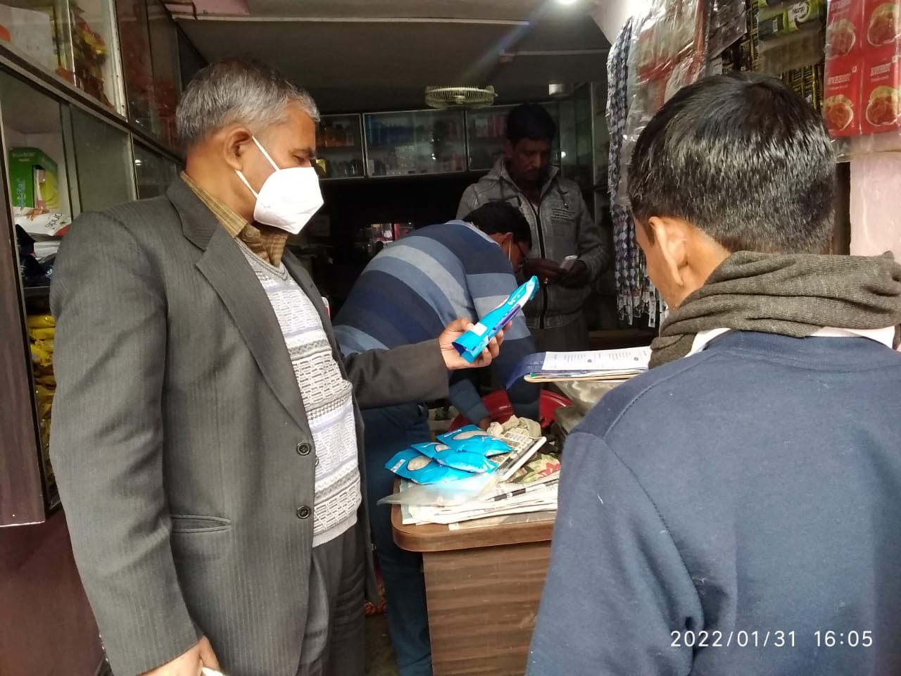 उपजिलाधिकारी मधुबन के नेतृत्व में किया गया खाद्य पदार्थों की सेम्पलिंग , दूकानदारों में मचा हड़कम्प