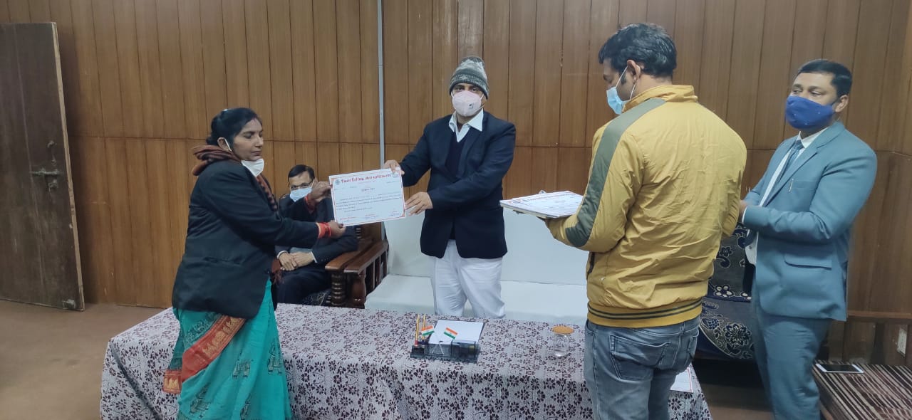 अधिवक्ताओं व समाजसेवियों को जिला जज ने किया सम्मानित