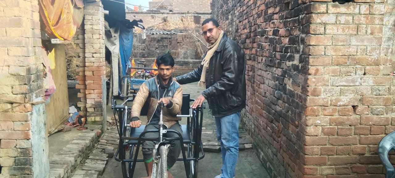 समाजसेवी ने प्रशासन को दिखाया आइना ,  निराश्रित विकलांग को ट्राई साइकिल देकर आगे भी मदद का  दिया भरोसा   