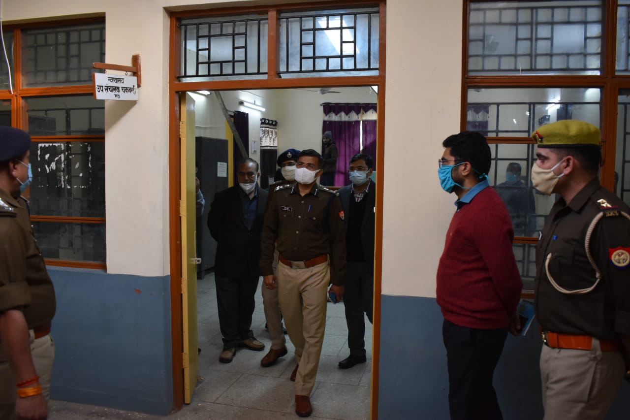 आगामी विधानसभा चुनाव-2022 के दृष्टिगत पुलिस उपमहानिरीक्षक आजमगढ़, परिक्षेत्र आजमगढ़ श्री अखिलेश कुमार द्वारा कलेक्ट्रेट स्थित नामांकन स्थल का किया गयाभ्रम