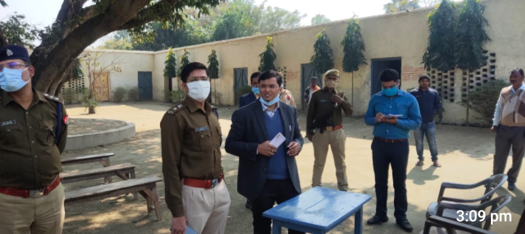 जिलाधिकारी ने पुलिस अधीक्षक के साथ विधानसभा क्षेत्र घोसी के कई अतिसंवेदनशील बूथों का किया निरीक्षण
