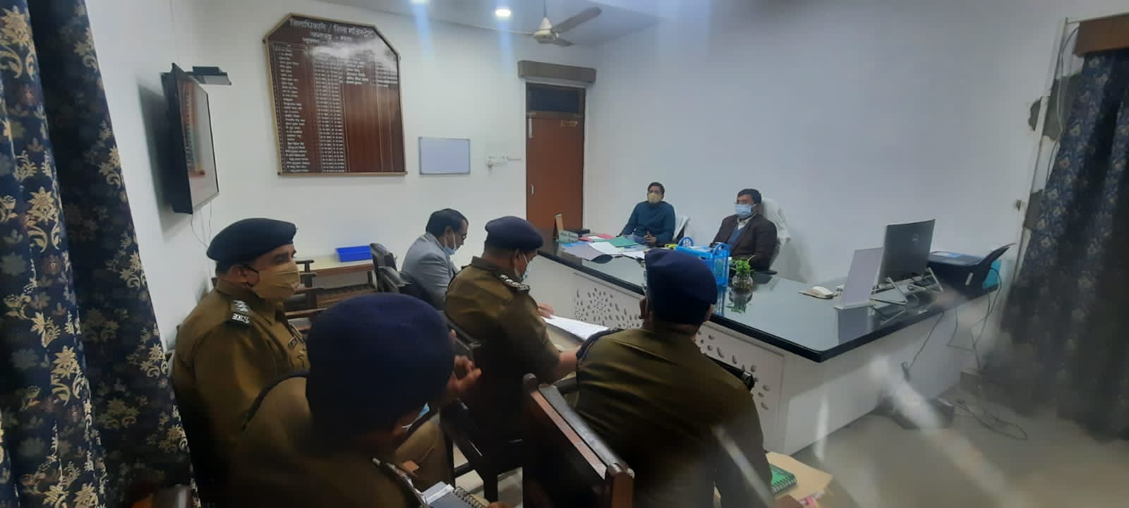 जिलाधिकारी ने 36 शस्त्र धारकों को शस्त्र जमा करने के लिए जारी की अंतिम नोटिस