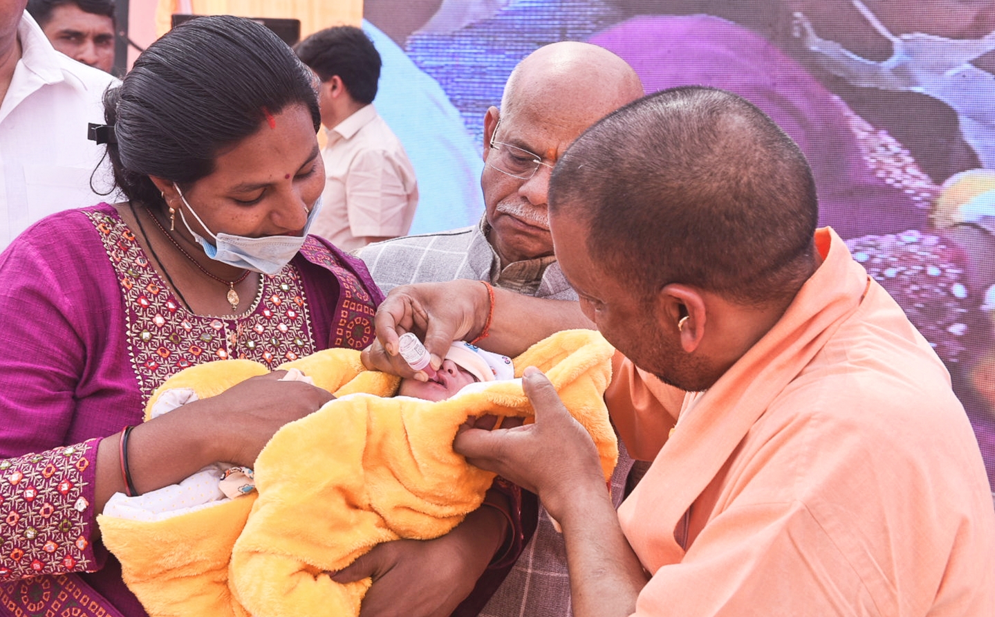 योगी आदित्यनाथ ने गोरखपुर से किया पल्स पोलियो अभियान का शुभारंभ