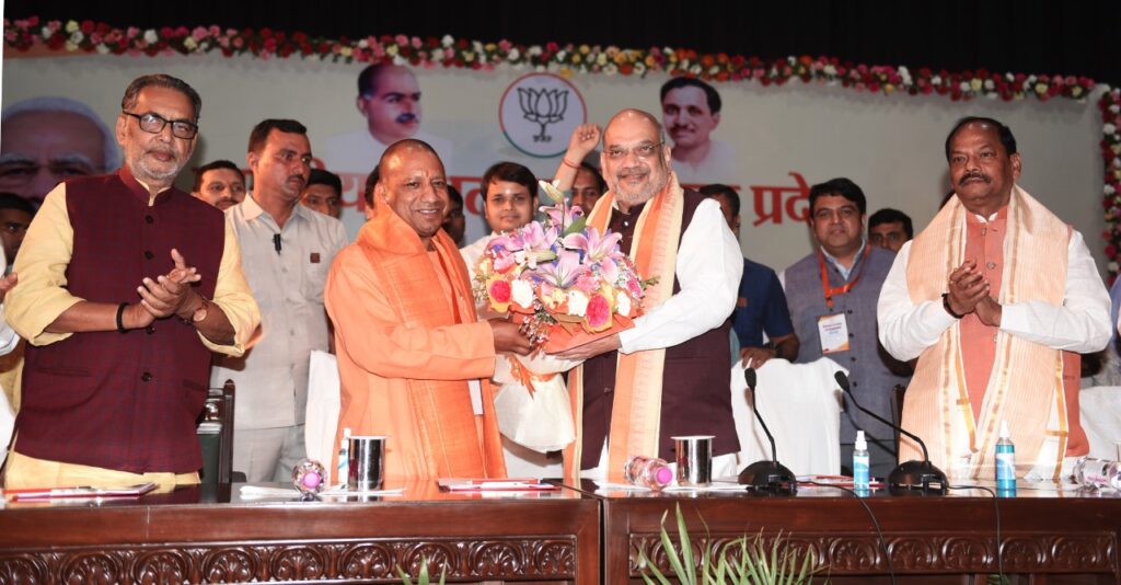 योगी आदित्यनाथ ने संभाली यूपी की कमान, दो डिप्टी सीएम, 16 कैबिनेट और 14 राज्यमंत्रियों  (स्वतंत्र प्रभार) व 20 राज्य मंत्रियों ने भी ली शपथ