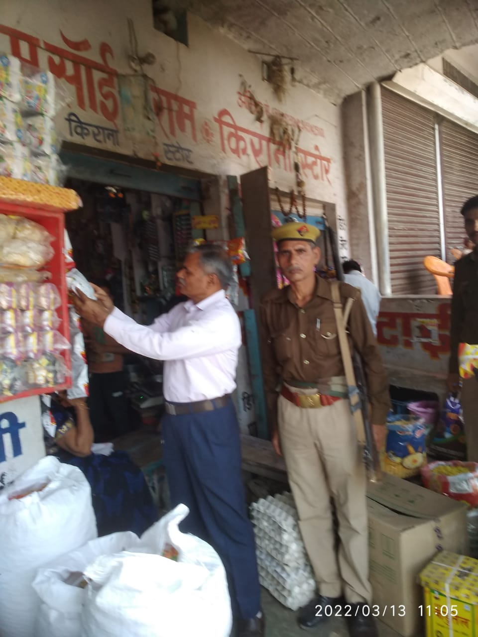 खाद्य सुरक्षा टीम के साथ उपजिलाधिकारी ने मिठाई और किराना की दुकानों का किया औचक निरीक्षण