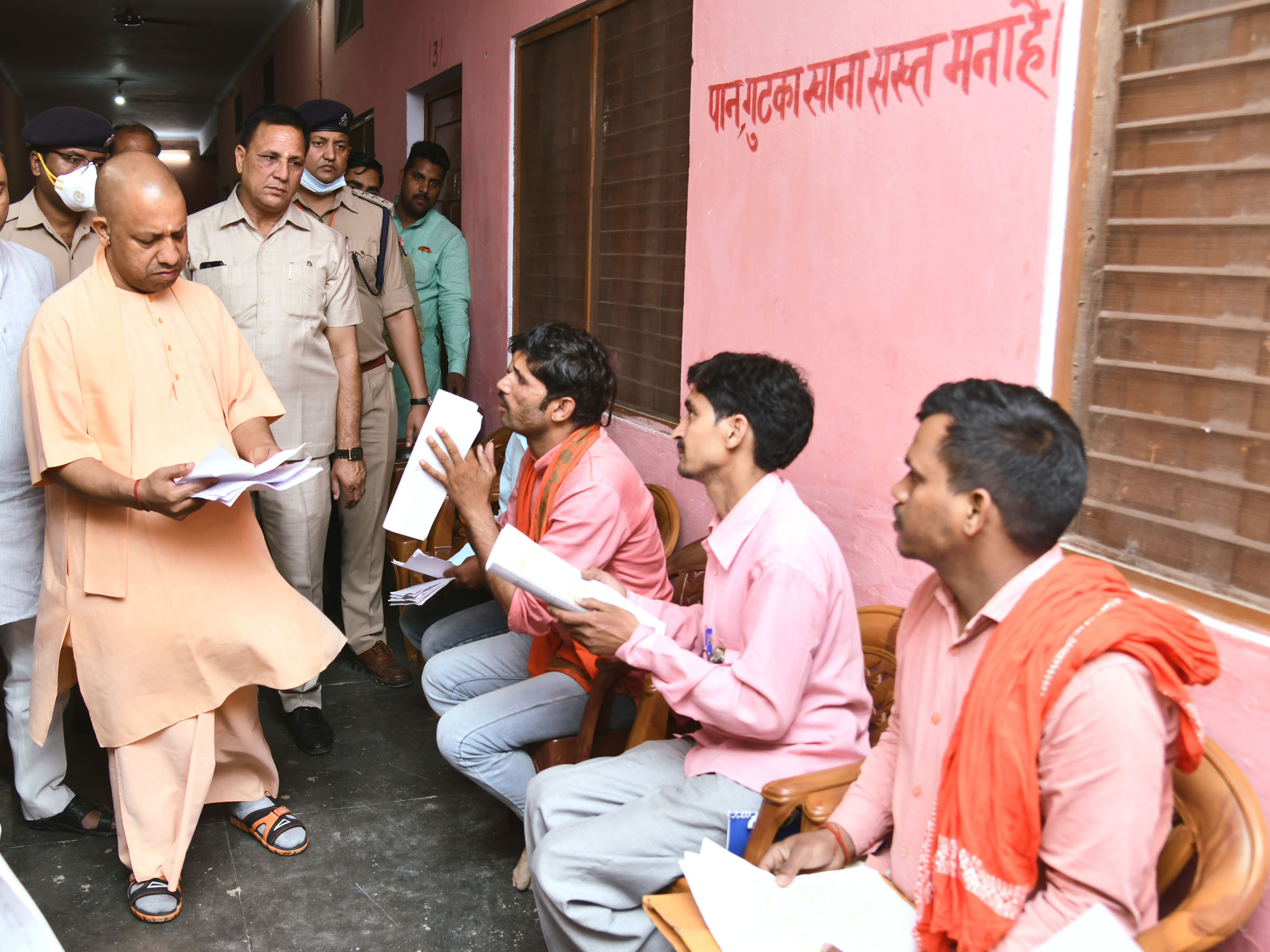 सीएम योगी ने लगाया जनता दरबार, फरियादियों की सुनी फरियाद, अधिकारियों को दिए निर्देश