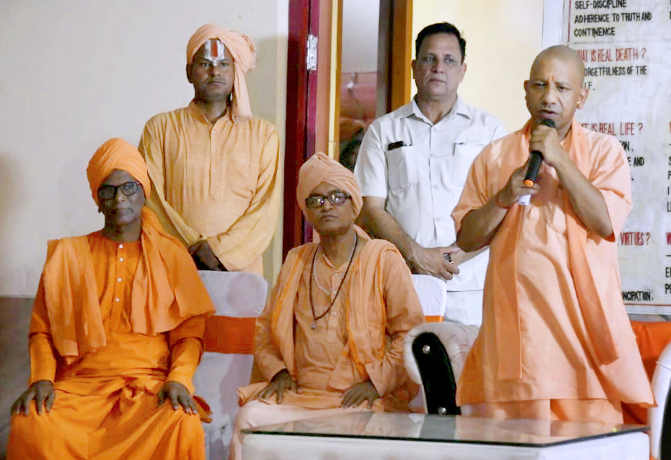 मुख्यमंत्री गोरखपुर में भारत सेवाश्रम संघ द्वारा महाअष्टमी के अवसर पर आयोजित माँ दुर्गा पूजा समारोह में सम्मिलित हुए