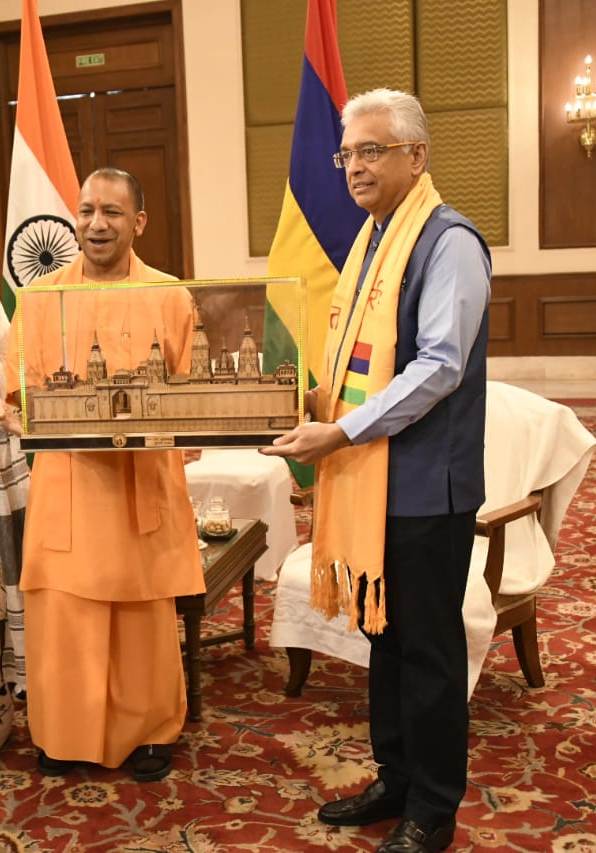 वाराणसी: सीएम योगी ने मॉरिशस के प्रधानमंत्री के साथ की बैठक, यूपी में निवेश और व्यापार की संभावनाओं पर हुई चर्चा