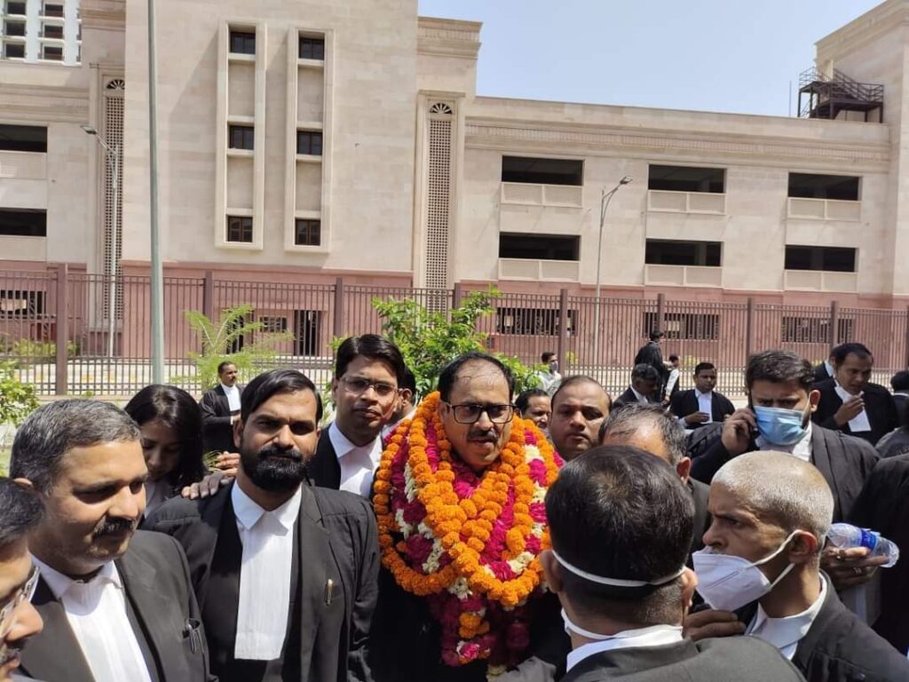 अवध बार एसोसिएशन के वरिष्ठ व परम सम्मानित पूर्व अध्यक्ष आदरणीय श्री ए. एम. त्रिपाठी जी को जन्मदिन की बहुत बहुत बधाई एवं शुभकामनाएं