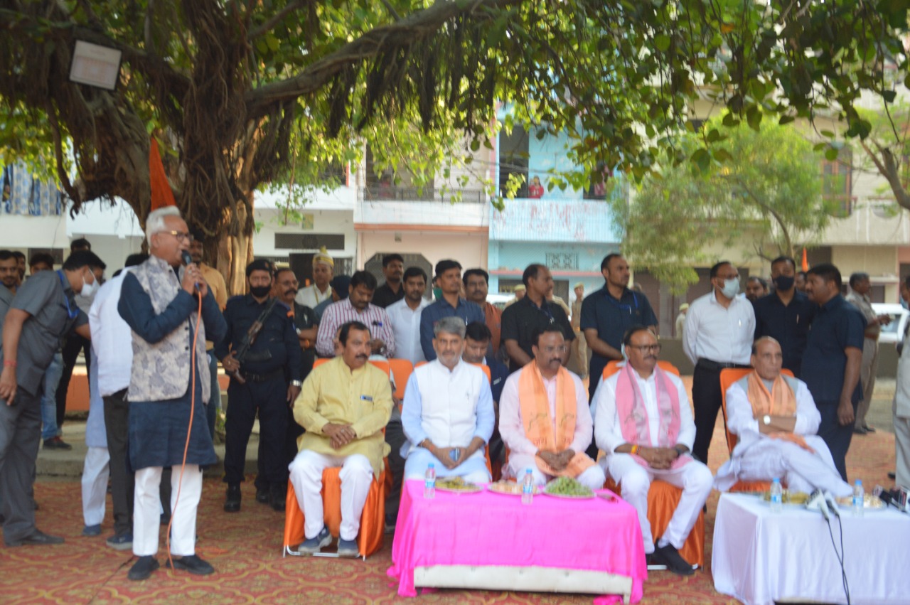 रक्षा मंत्री ने राजधानी लखनऊ में लगाया चौपाल सुनीं जन समस्याएं