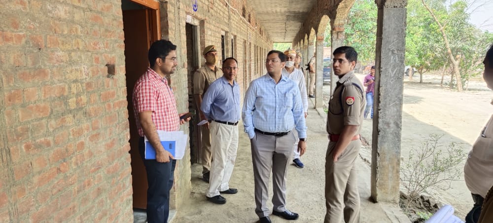 जिलाधिकारी ने पुलिस अधीक्षक के साथ लगातार दूसरे दिन जनपद के कई परीक्षा केन्द्रों के स्ट्रांग रूम एवं कण्ट्रोल रूम का किया निरीक्षण