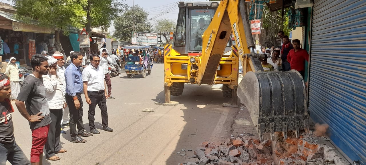अवैध कब्जा हटाने के लिए जनपद मुख्यालय एवं तहसील के कई स्थानों पर चला बुलडोजर