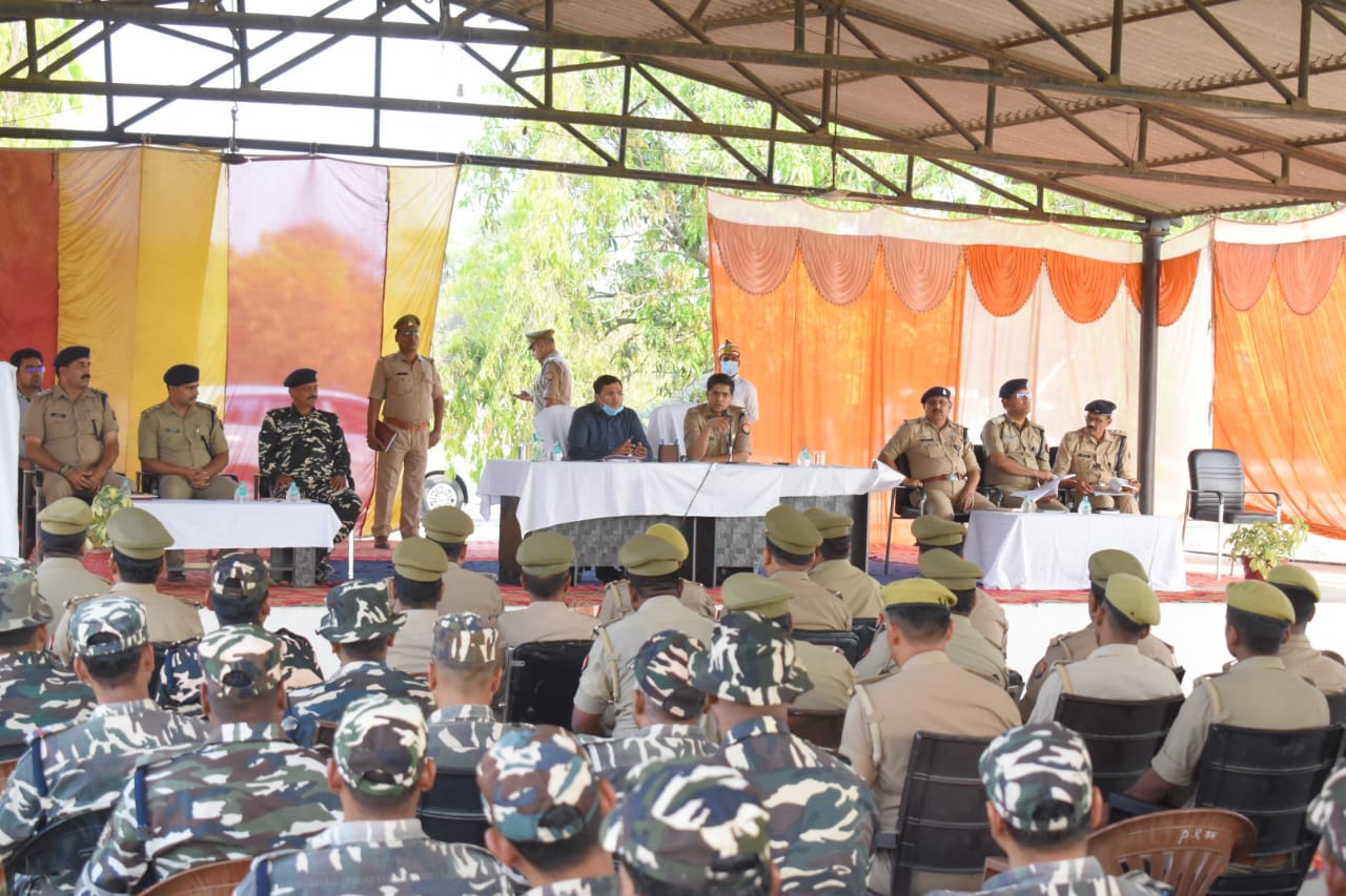 उत्तर प्रदेश विधान परिषद (स्थानीय प्राधिकारी) निर्वाचन-2022 के दृष्टिगत जिलाधिकारी ने पुलिस अधीक्षक के संग पुलिस एवं सुरक्षा बलों के साथ की ब्रीफिंग