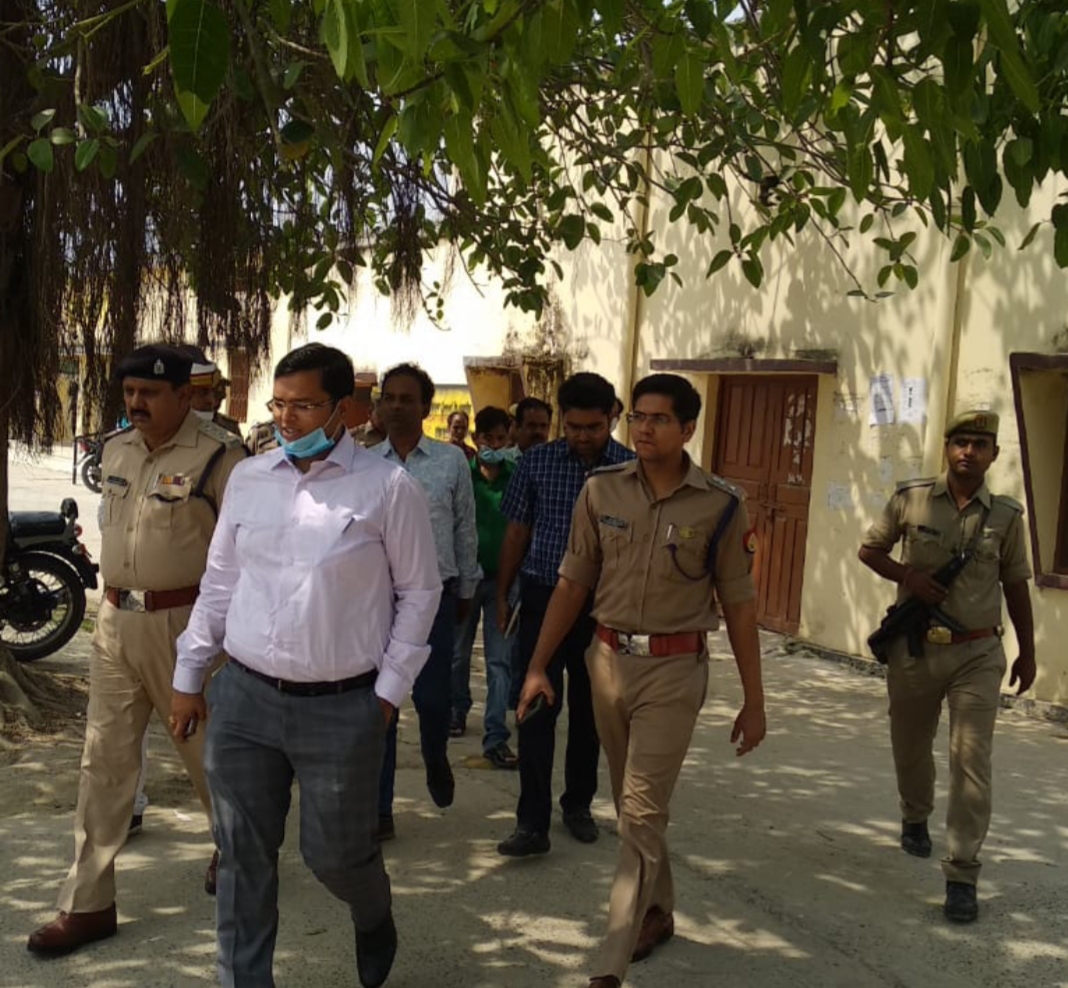 जिलाधिकारी ने पुलिस अधीक्षक के साथ किया कई बूथों का निरीक्षण।