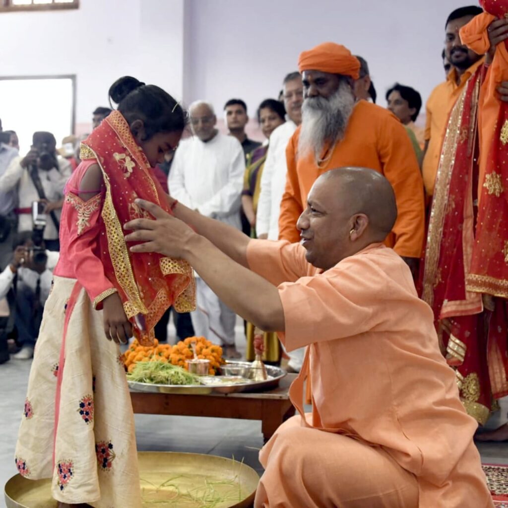 मुख्यमंत्री योगी ने कन्याओं के पांव पखारे, भोजन कराकर लिया आशीर्वाद