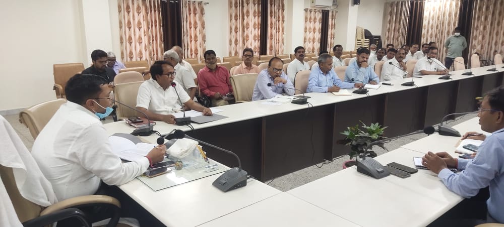 अपराध एवं कानून व्यवस्था की समीक्षा बैठक जिलाधिकारी की अध्यक्षता में सम्पन्न