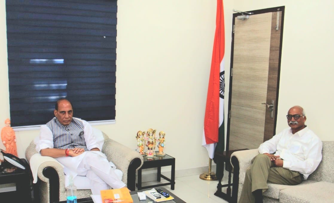 संस्कृत भारती न्यास के अध्यक्ष श्री जेपी सिंह जी ने भारत के मा० रक्षा मंत्री श्री राजनाथ सिंह जी से उनके दिल्ली आवास पर जाकर उनका कुशलक्षेम जाना