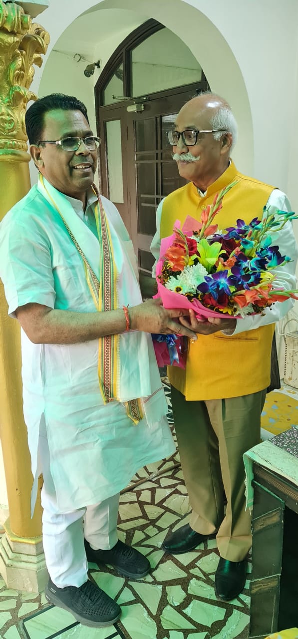 <em>उ.प्र. के सर्वांगीण विकास हेतु जे.पी. सिंह की माननीय रक्षा मंत्री राजनाथ सिंह एवं मंत्री नरेंद्र कश्यप से शिष्टाचार भेंट हुई</em>