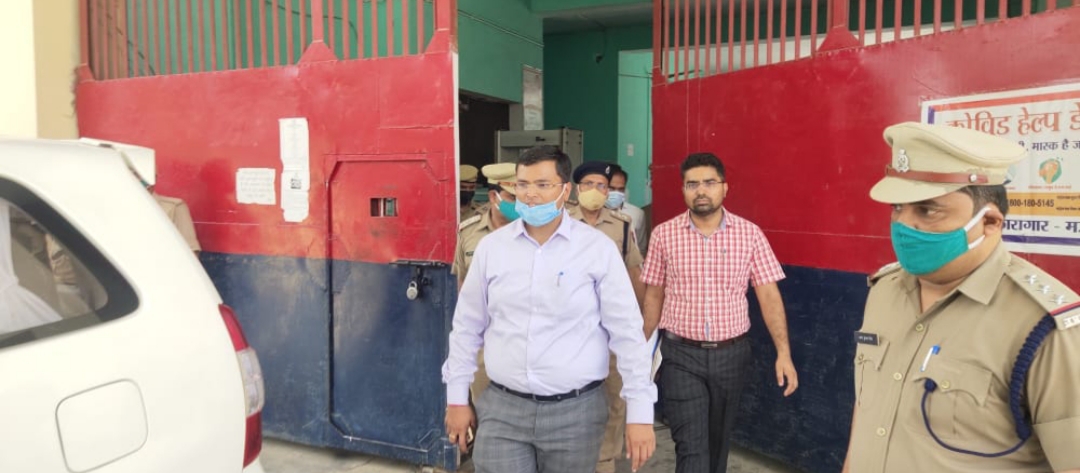 जिलाधिकारी ने पुलिस अधीक्षक के साथ जिला कारागार का किया आकस्मिक निरीक्षण  