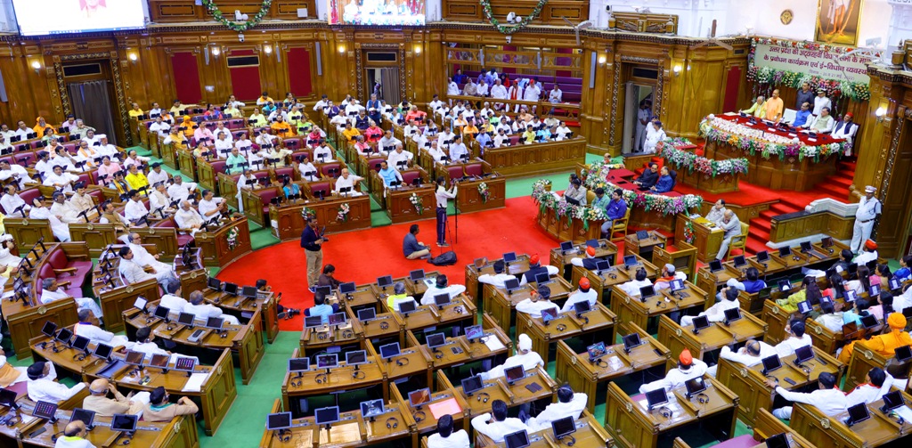 लोक सभा अध्यक्ष ने उ0प्र0 विधान सभा में ई-विधान व्यवस्था एवं 18वीं विधानसभा के नवनिर्वाचित सदस्यों के प्रबोधन कार्यक्रम का शुभारम्भ किया