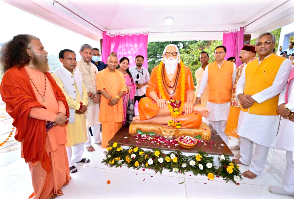 पैतृक गांव पहुंचकर भावुक हुए सीएम योगी, गुरु महंत अवेद्यनाथ की प्रतिमा का किया अनावरण