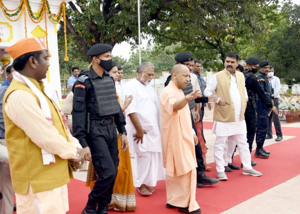 मुख्यमंत्री ने जनपद संत कबीर नगर में राष्ट्रपति जी के आगामीभ्रमण कार्यक्रम का निरीक्षण कर तैयारियों का जायजा लिया