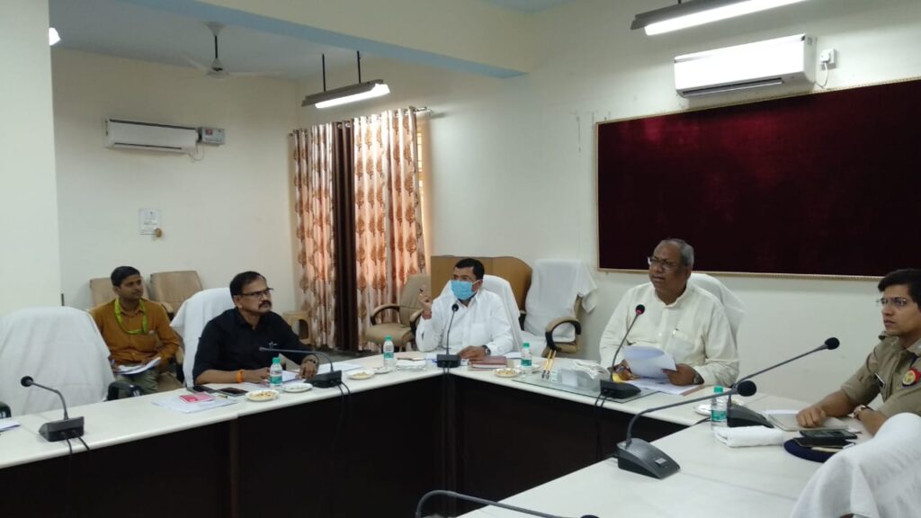 मत्स्य विभाग मंत्री उत्तर प्रदेश डॉ संजय कुमार निषाद ने जनपद के अधिकारियों के साथ की समीक्षा बैठक