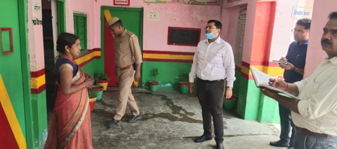 जिलाधिकारी ने रतनपुरा शिक्षा क्षेत्र के प्राथमिक विद्यालय मऊ कुबेर का किया आकस्मिक निरीक्षण