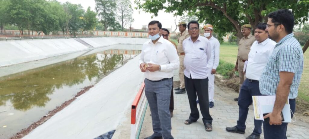 नगर पालिका द्वारा जनपद मुख्यालय पर कराए जा रहे सुंदरीकरण कार्य का जिलाधिकारी द्वारा किया गया निरीक्षण