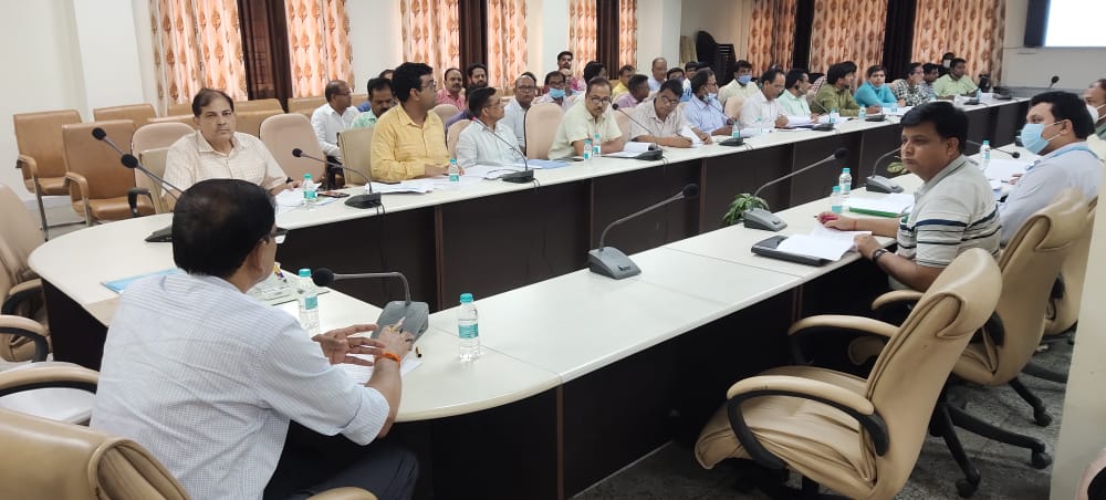 संस्थात्मक प्रसव की संख्या कम होने पर डॉक्टरों को लगी फटकार