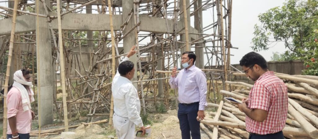 अमृत योजना के अंतर्गत परदहां एवं बकवल में टंकी के निर्माण  कार्य का जिलाधिकारी ने किया निरीक्षण