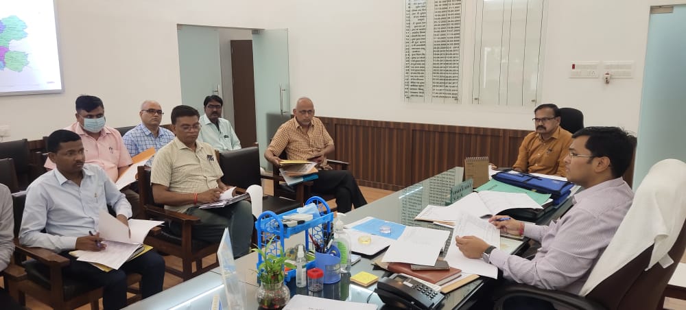 जिलाधिकारी की अध्यक्षता में मा0 मुख्यमंत्री जी की घोषणा से सम्बन्धित योजनाओं सहित अन्य बिंदुओं पर समीक्षा बैठक संपन्न
